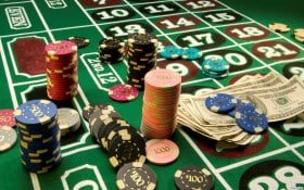 Antarmuka aplikasi firstplay88 menampilkan sportsbook dan live dealer